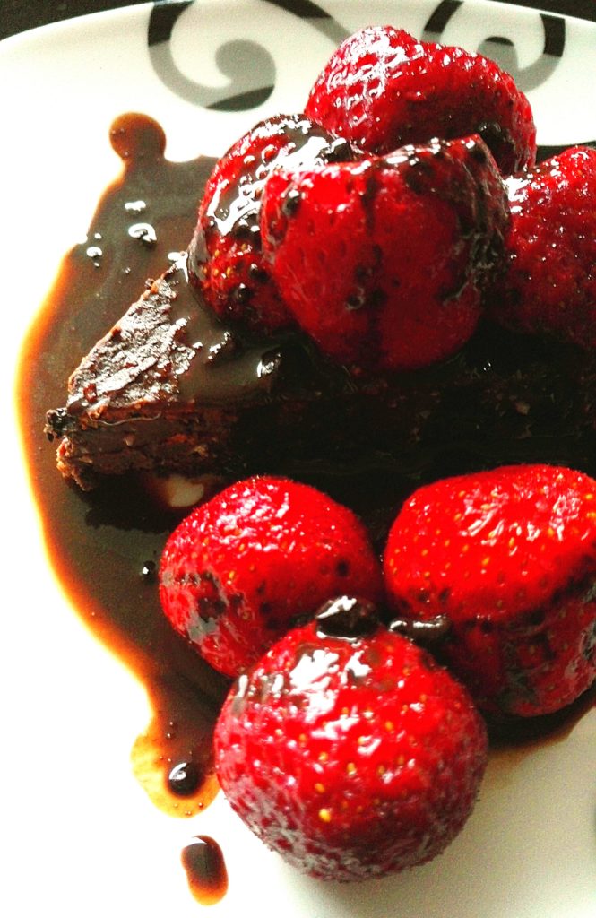 Kokos-Schoko Brownies mit Erdbeeren und Schokosauce